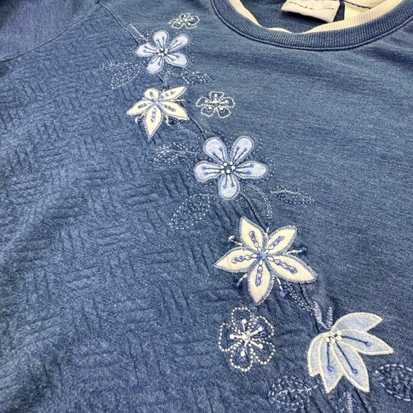 Alfred Dunner Tops - Alfred Dunner Sweatshirt Women's Large Blue Textured Floral Embroidered Crewneck